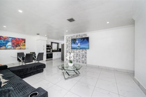 House in Miami Gardens, Florida 3 bedrooms, 100.33 sq.m. № 2086424 - photo 26