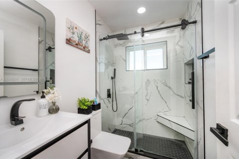 House in Miami Gardens, Florida 3 bedrooms, 100.33 sq.m. № 2086424 - photo 18