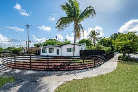House in Miami Gardens, Florida 3 bedrooms, 100.33 sq.m. № 2086424 - photo 5