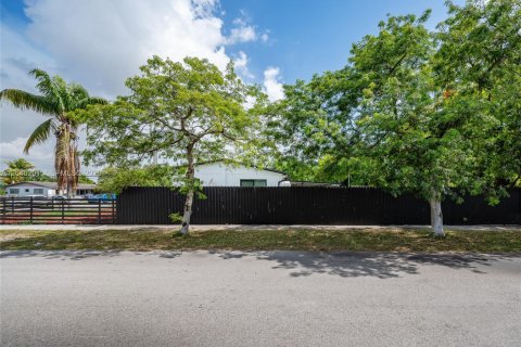 House in Miami Gardens, Florida 3 bedrooms, 100.33 sq.m. № 2086424 - photo 8