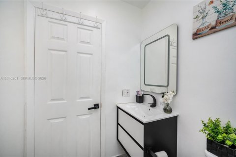 House in Miami Gardens, Florida 3 bedrooms, 100.33 sq.m. № 2086424 - photo 19