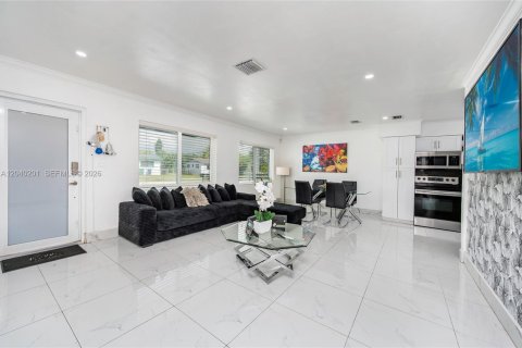 House in Miami Gardens, Florida 3 bedrooms, 100.33 sq.m. № 2086424 - photo 25