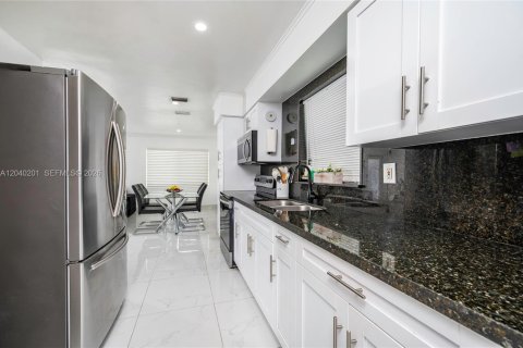 House in Miami Gardens, Florida 3 bedrooms, 100.33 sq.m. № 2086424 - photo 22