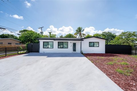 House in Miami Gardens, Florida 3 bedrooms, 100.33 sq.m. № 2086424 - photo 2