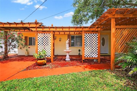 House in Hudson, Florida 3 bedrooms, 137.96 sq.m. № 1869669 - photo 2