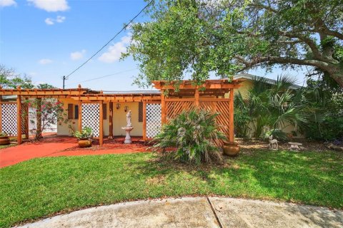 House in Hudson, Florida 3 bedrooms, 137.96 sq.m. № 1869669 - photo 1