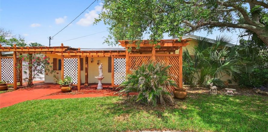 House in Hudson, Florida 3 bedrooms, 137.96 sq.m. № 1869669