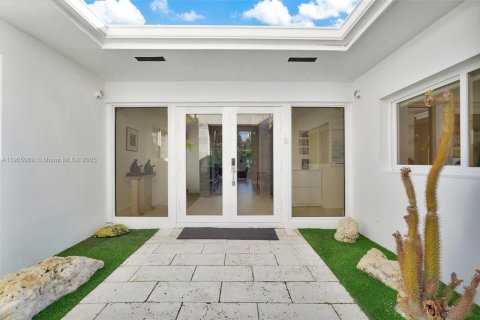 Снять в аренду виллу или дом в Ки-Бискейн, Флорида 4 спальни, 253.99м2, № 1956098 - фото 3