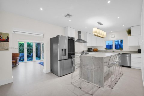 Снять в аренду виллу или дом в Ки-Бискейн, Флорида 4 спальни, 253.99м2, № 1956098 - фото 17