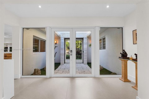 Снять в аренду виллу или дом в Ки-Бискейн, Флорида 4 спальни, 253.99м2, № 1956098 - фото 4