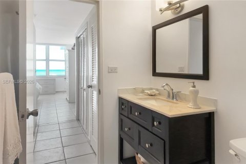Condo in Miami Beach, Florida, 1 bedroom  № 2076107 - photo 13