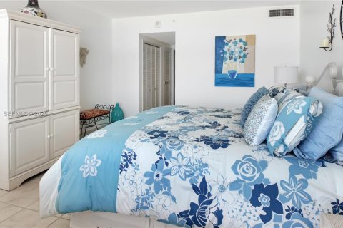 Condo in Miami Beach, Florida, 1 bedroom  № 2076107 - photo 15