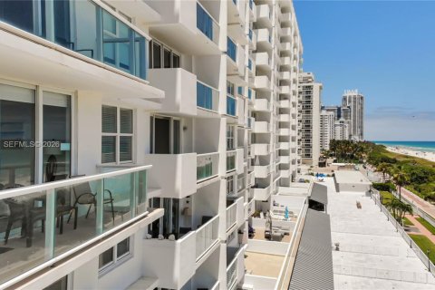 Condo in Miami Beach, Florida, 1 bedroom  № 2076107 - photo 23