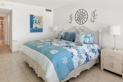 Condo in Miami Beach, Florida, 1 bedroom  № 2076107 - photo 16