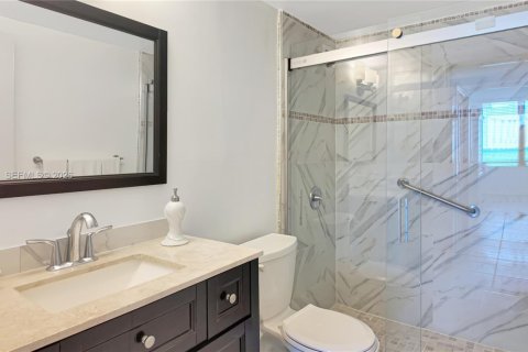 Condo in Miami Beach, Florida, 1 bedroom  № 2076107 - photo 12
