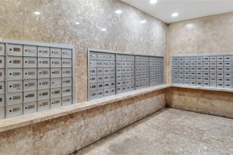 Condo in Miami Beach, Florida, 1 bedroom  № 2076107 - photo 30