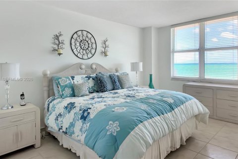 Condo in Miami Beach, Florida, 1 bedroom  № 2076107 - photo 14