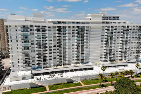 Condo in Miami Beach, Florida, 1 bedroom  № 2076107 - photo 22