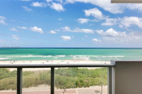 Condo in Miami Beach, Florida, 1 bedroom  № 2076107 - photo 17