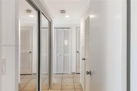 Condo in Miami Beach, Florida, 1 bedroom  № 2076107 - photo 10