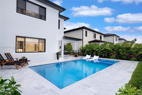 House in Miami, Florida 5 bedrooms, 380.43 sq.m. № 2331799 - photo 8