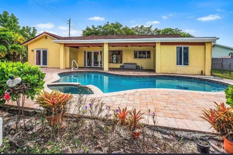 House in Cooper City, Florida 4 bedrooms, 208.47 sq.m. № 2282455 - photo 2