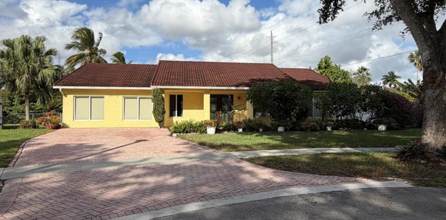 House in Cooper City, Florida 4 bedrooms, 208.47 sq.m. № 2282455