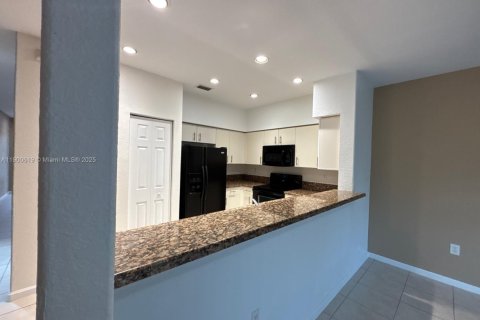 Снять в аренду таунхаус в Мирамар, Флорида 2 спальни, 134.71м2, № 1951491 - фото 6