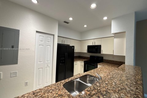 Снять в аренду таунхаус в Мирамар, Флорида 2 спальни, 134.71м2, № 1951491 - фото 5