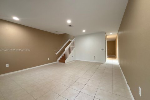 Снять в аренду таунхаус в Мирамар, Флорида 2 спальни, 134.71м2, № 1951491 - фото 2