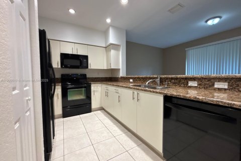 Снять в аренду таунхаус в Мирамар, Флорида 2 спальни, 134.71м2, № 1951491 - фото 4