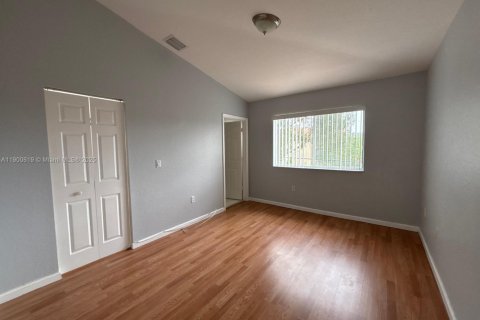 Снять в аренду таунхаус в Мирамар, Флорида 2 спальни, 134.71м2, № 1951491 - фото 15