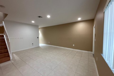 Снять в аренду таунхаус в Мирамар, Флорида 2 спальни, 134.71м2, № 1951491 - фото 3