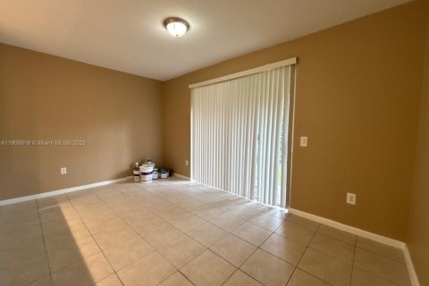 Снять в аренду таунхаус в Мирамар, Флорида 2 спальни, 134.71м2, № 1951491 - фото 7