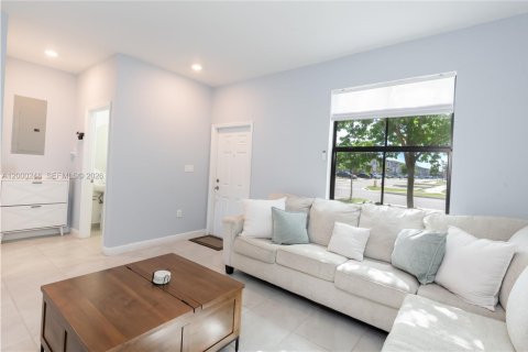 Adosado en venta en Cutler Bay, Florida, 3 dormitorios, 124.02 m2 № 2173591 - foto 1