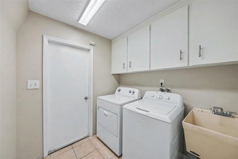 House in Spring Hill, Florida 3 bedrooms, 150.97 sq.m. № 2236870 - photo 13