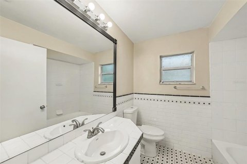 House in Spring Hill, Florida 3 bedrooms, 150.97 sq.m. № 2236870 - photo 12