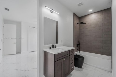Casa en venta en Cape Coral, Florida, 4 dormitorios № 1859980 - foto 23