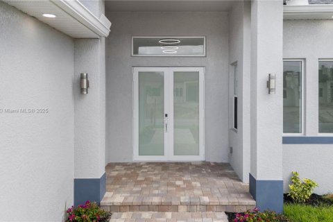 Casa en venta en Cape Coral, Florida, 4 dormitorios № 1859980 - foto 2