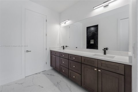 Casa en venta en Cape Coral, Florida, 4 dormitorios № 1859980 - foto 18