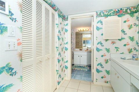 Condo in Englewood, Florida, 2 bedrooms № 2099428 - photo 30