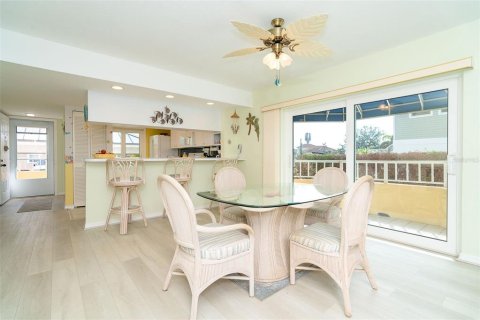 Condo in Englewood, Florida, 2 bedrooms № 2099428 - photo 16