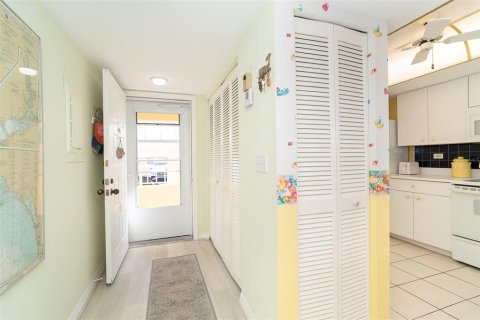 Condo in Englewood, Florida, 2 bedrooms № 2099428 - photo 10