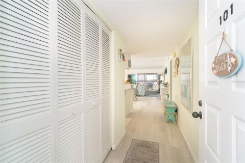 Condo in Englewood, Florida, 2 bedrooms № 2099428 - photo 11