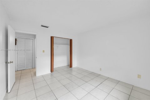 Casa en alquiler en Fort Lauderdale, Florida, 1 dormitorio, 188.13 m2 № 1893347 - foto 17