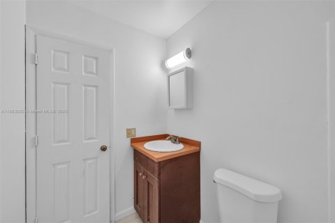 Casa en alquiler en Fort Lauderdale, Florida, 1 dormitorio, 188.13 m2 № 1893347 - foto 15