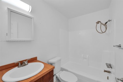 Casa en alquiler en Fort Lauderdale, Florida, 1 dormitorio, 188.13 m2 № 1893347 - foto 16