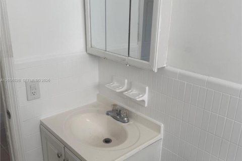 Снять в аренду виллу или дом в Майами, Флорида 2 спальни, 92.9м2, № 2155949 - фото 15