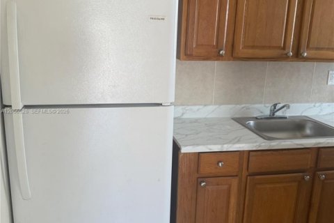 Снять в аренду виллу или дом в Майами, Флорида 2 спальни, 92.9м2, № 2155949 - фото 4