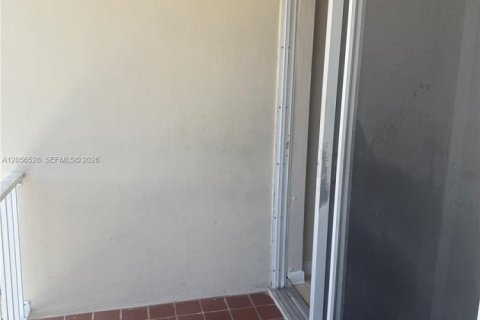 Снять в аренду виллу или дом в Майами, Флорида 2 спальни, 92.9м2, № 2155949 - фото 10